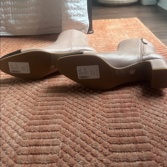 NWT Stuart Weitzman Heeled Boots with Black Toe - Picture 4 of 6